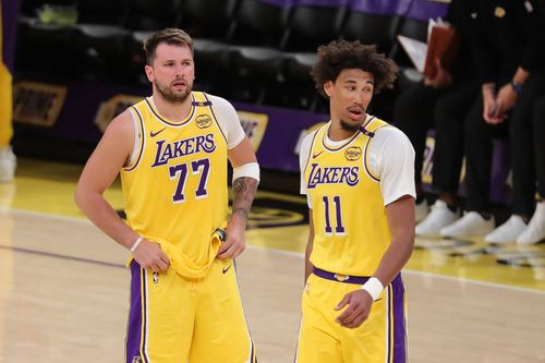 Luka Doncic (stânga) și Jaxson Hayes (dreapta), în maioul lui Los Angeles Lakers/Foto: Imago Images