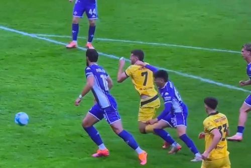 Parisi pune o mână pe milanezul Jimenez, care încerca să ajungă la un balon / Foto: captură