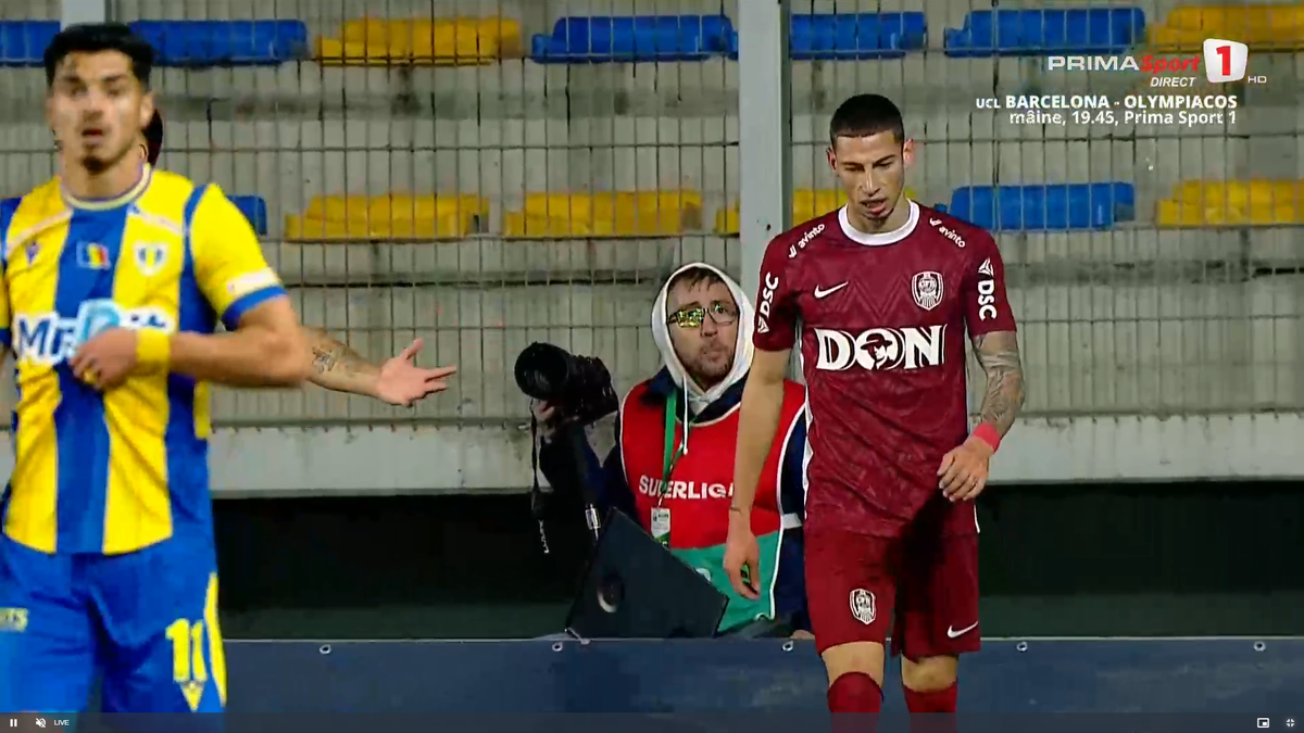 Moment uluitor în Petrolul - CFR Cluj! A avut o criză de nervi și aproape i-a distrus laptopul unui fotograf