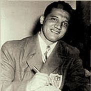 Joe Gaetjens, într-un costum cu emblema SUA în piept