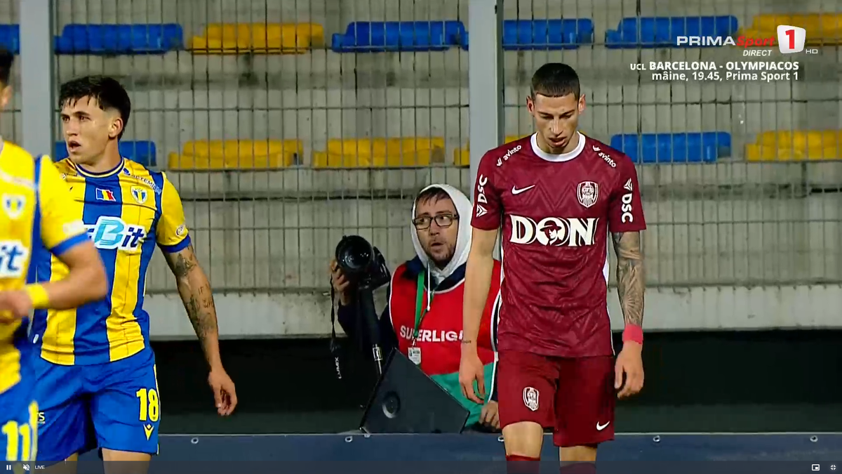 Moment uluitor în Petrolul - CFR Cluj! A avut o criză de nervi și aproape i-a distrus laptopul unui fotograf
