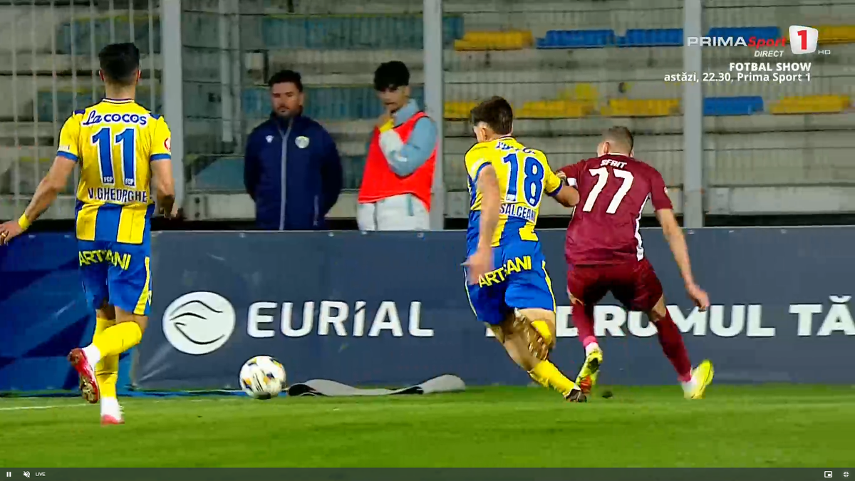 Moment uluitor în Petrolul - CFR Cluj! A avut o criză de nervi și aproape i-a distrus laptopul unui fotograf