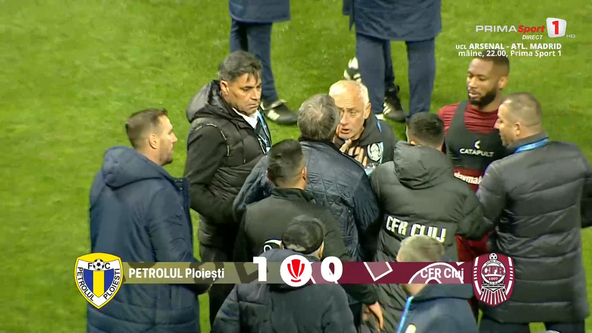 Scandal după Petrolul - CFR! Neagoe și Mandorlini s-au îmbrâncit pe gazon, arbitrii au intervenit imediat