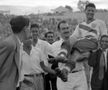 Joe Gaetjens, purtat pe brațe după golul din „Miracolul de la Belo Horizonte” FOTO: Getty Images
