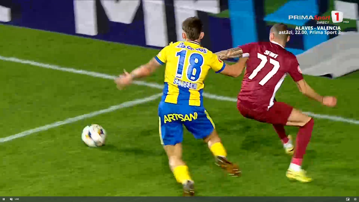 Moment uluitor în Petrolul - CFR Cluj! A avut o criză de nervi și aproape i-a distrus laptopul unui fotograf