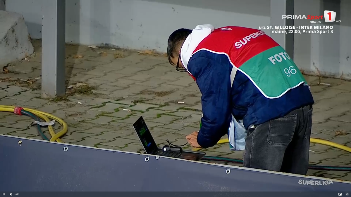 Moment uluitor în Petrolul - CFR Cluj! A avut o criză de nervi și aproape i-a distrus laptopul unui fotograf