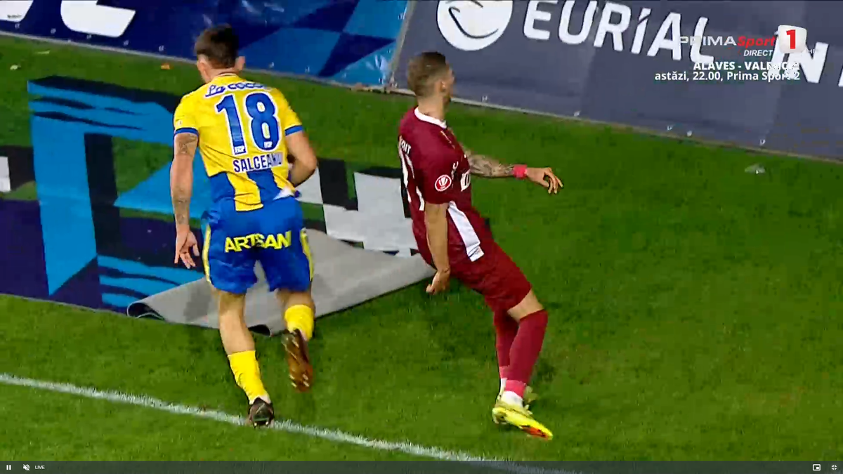 Moment uluitor în Petrolul - CFR Cluj! A avut o criză de nervi și aproape i-a distrus laptopul unui fotograf