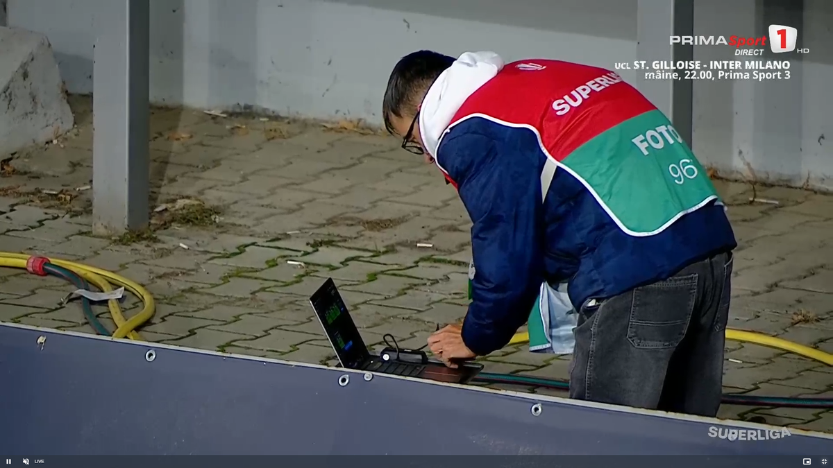 Moment uluitor în Petrolul - CFR Cluj! A avut o criză de nervi și aproape i-a distrus laptopul unui fotograf