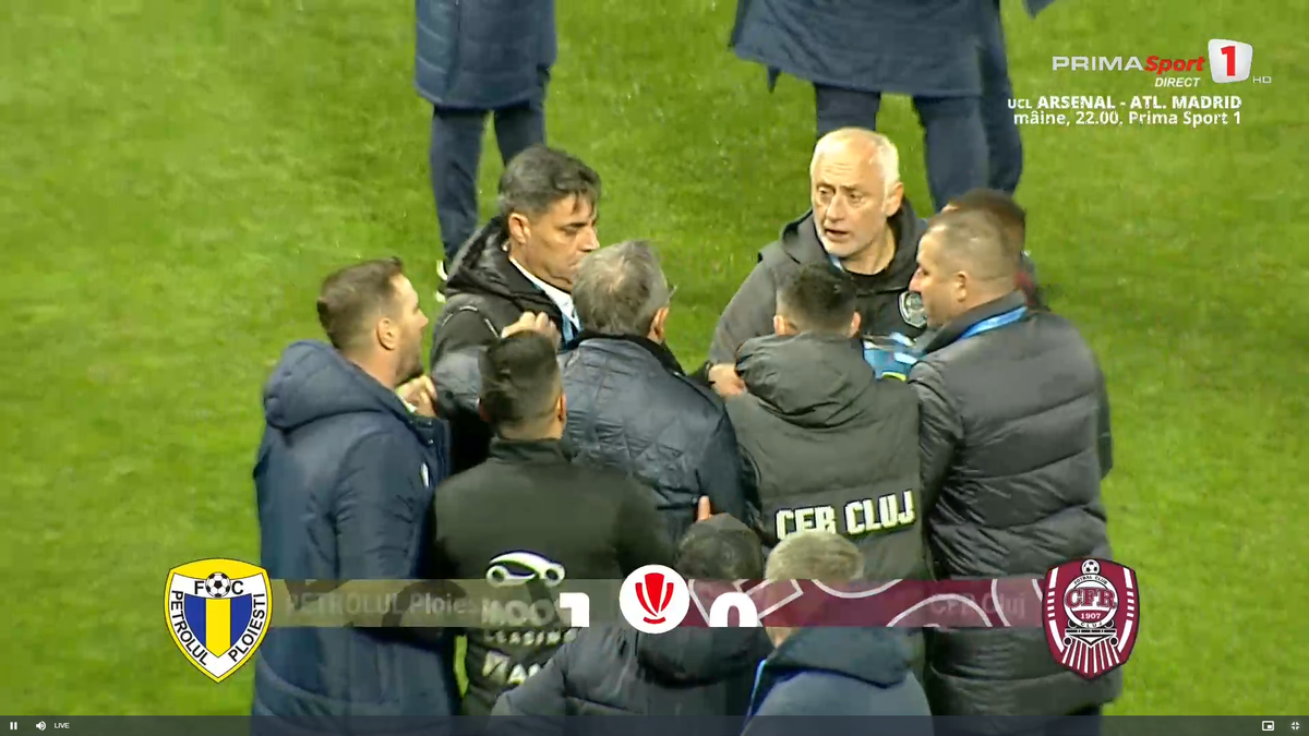 Scandal după Petrolul - CFR! Neagoe și Mandorlini s-au îmbrâncit pe gazon, arbitrii au intervenit imediat