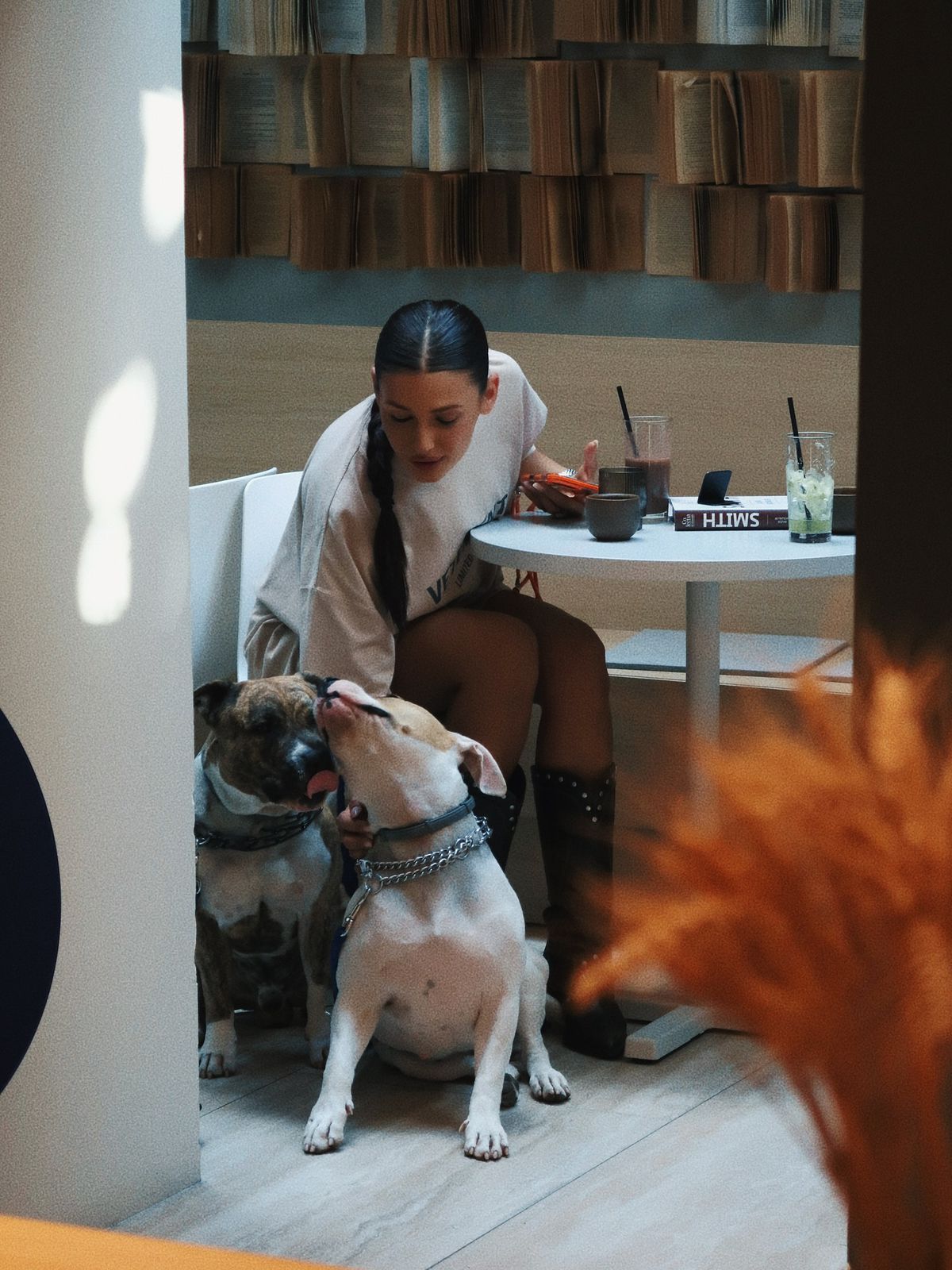 Cântăreața celebră a fost la Dinamo - Rapid: „M-a scos la date” » Fanii au reacționat: „Să nu te fure vreun fotbalist”