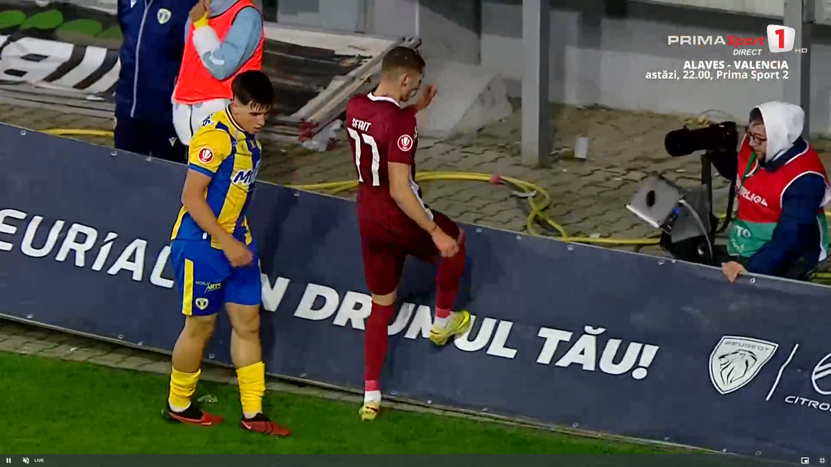 Moment uluitor în Petrolul - CFR Cluj! A avut o criză de nervi și aproape i-a distrus laptopul unui fotograf