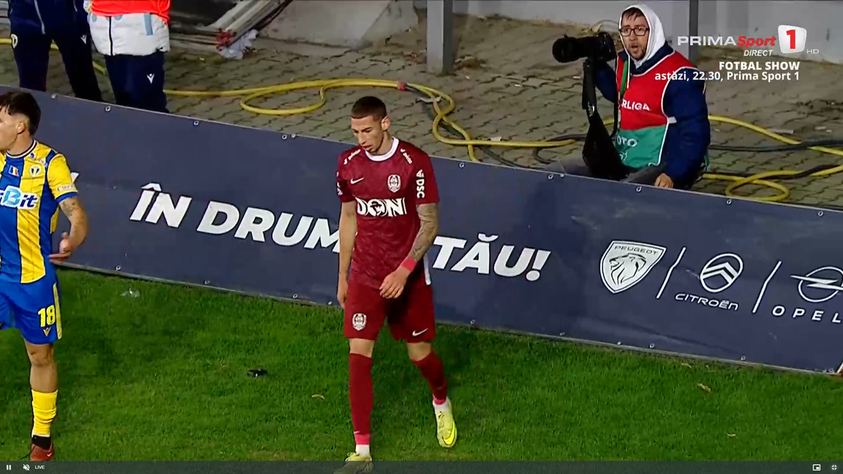 Moment uluitor în Petrolul - CFR Cluj! A avut o criză de nervi și aproape i-a distrus laptopul unui fotograf