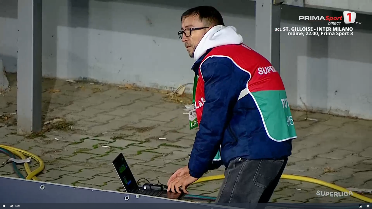 Moment uluitor în Petrolul - CFR Cluj! A avut o criză de nervi și aproape i-a distrus laptopul unui fotograf