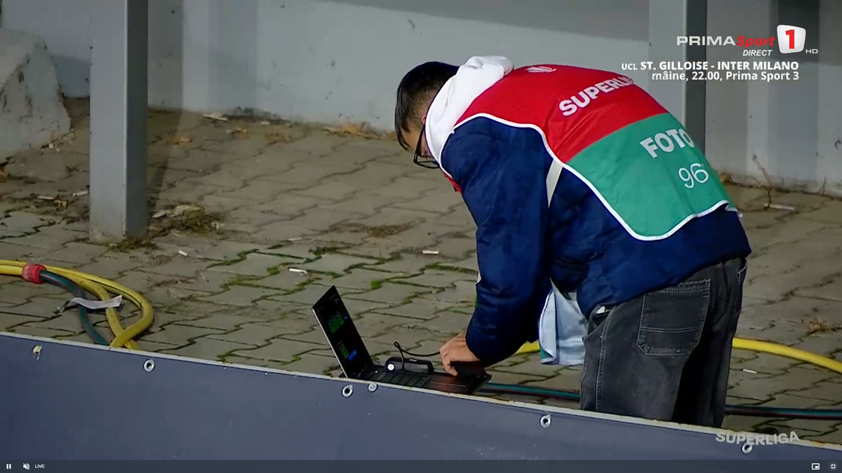 Moment uluitor în Petrolul - CFR Cluj! A avut o criză de nervi și aproape i-a distrus laptopul unui fotograf