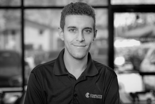 Daniel Naroditsky, un tânăr campion la șah, considerat unul dintre cei mai mari talente ai generației sale, a murit în mod neașteptat la doar 29 de ani. 
Foto: Charlotte Chess Center