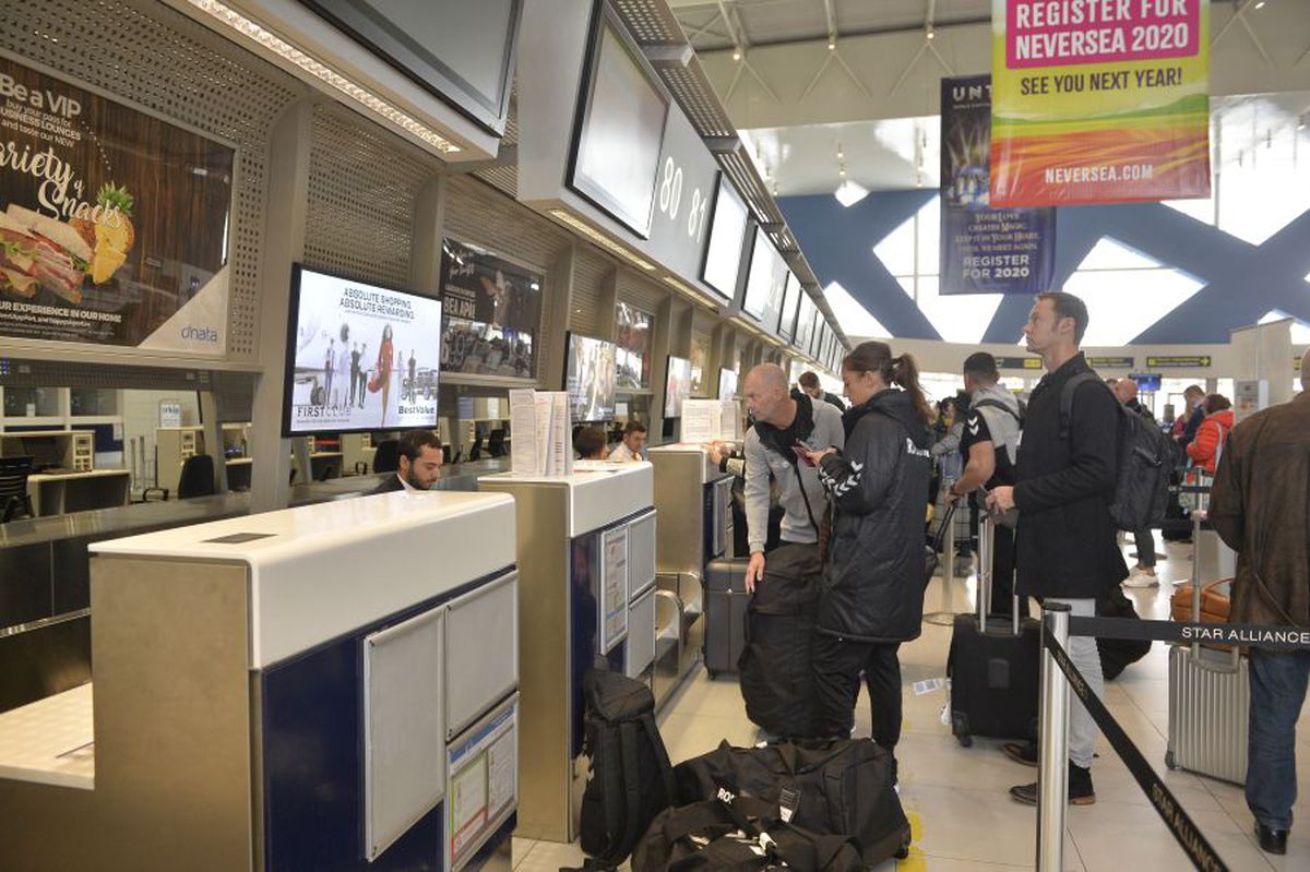 CAMPIONATUL MONDIAL // Diversiune la aeroport: „Veniți la 11:00, că noi ajungem la 10:00!” + Oficialii FRH, ordin pentru jucătoare: „Nimeni nu vorbește cu presa!”