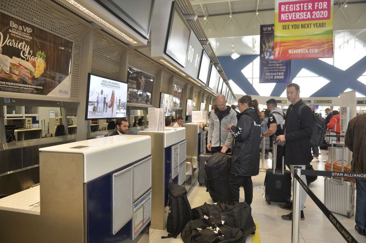 CAMPIONATUL MONDIAL // Diversiune la aeroport: „Veniți la 11:00, că noi ajungem la 10:00!” + Oficialii FRH, ordin pentru jucătoare: „Nimeni nu vorbește cu presa!”