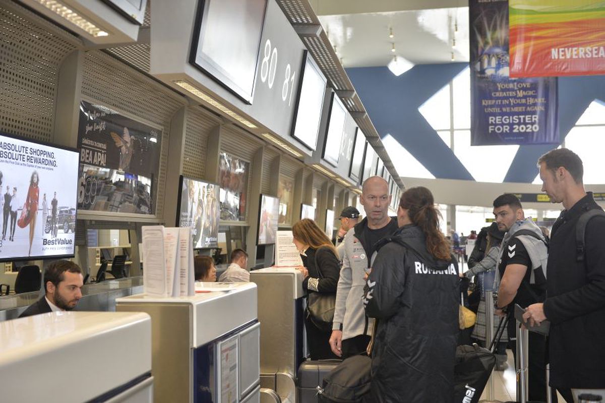 CAMPIONATUL MONDIAL // Diversiune la aeroport: „Veniți la 11:00, că noi ajungem la 10:00!” + Oficialii FRH, ordin pentru jucătoare: „Nimeni nu vorbește cu presa!”