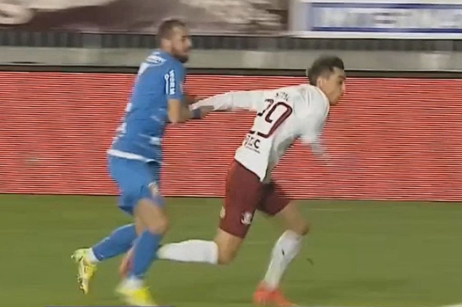 Faultul pentru care Laurențiu Corbu a fost eliminat Chindia contestă dur arbitrajul: „Jucătorii plângeau, le-au luat banii și punctele din buzunar” » 3 greșeli, toate pro-Rapid!