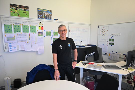 Kadar, 55 de ani, lucrează pentru Grasshopper din 2011. În vara trecută a promovat echipa în prima ligă, ca antrenor principal // FOTO: Raed Krishan