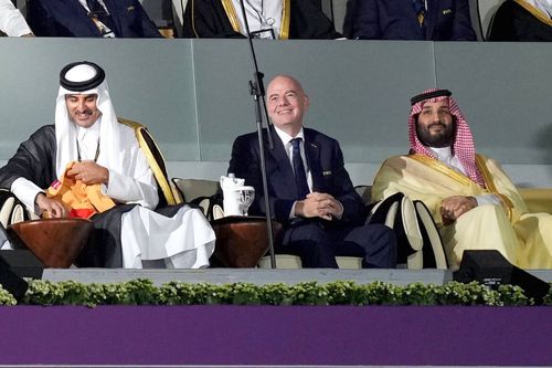 De la stânga la dreapta: emirul Qatarului, președintele FIFA Gianni Infantino și Mohammed bin Salman, prințul moștenitor al Arabiei Saudite