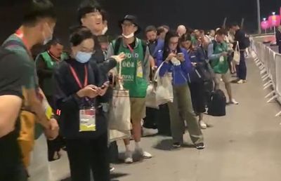 La coadă cu Casillas » Surpriză neplăcută pentru sutele de jurnaliști la ieșirea din stadion, după Qatar - Ecuador