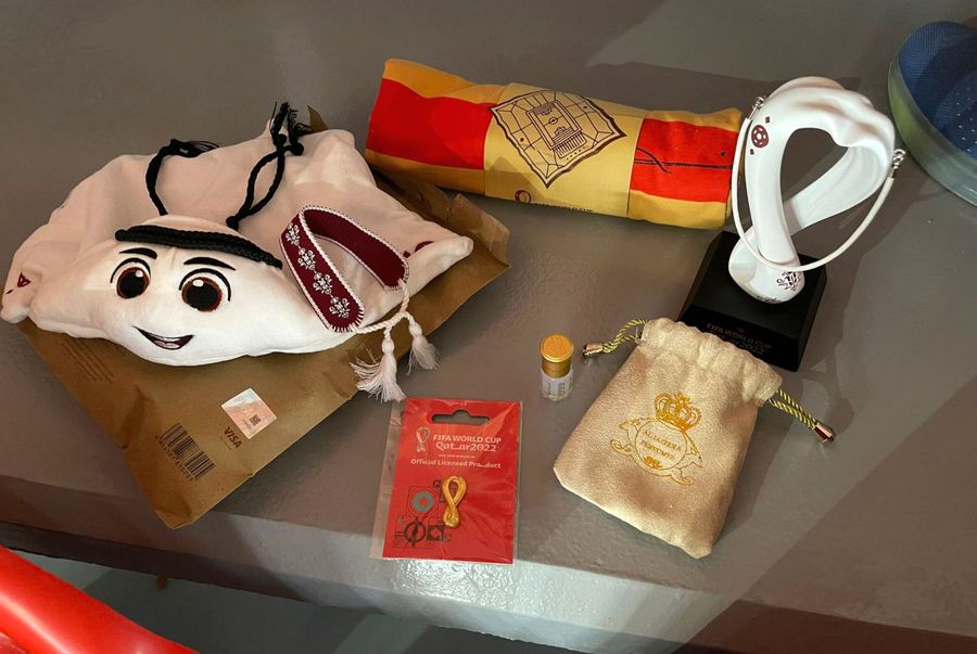 Săculețul găsit de fani pe scaunele de pe „Al Bayt Stadium” / foto: Dan Udrea (Qatar) Dacă Ceaușescu trăia, avea de ce să fie invidios » 5 informații tari de la Qatar - Ecuador: scene ireale în jurul stadionului + ce se găsea în săculeții puși pe fiecare scaun din arenă