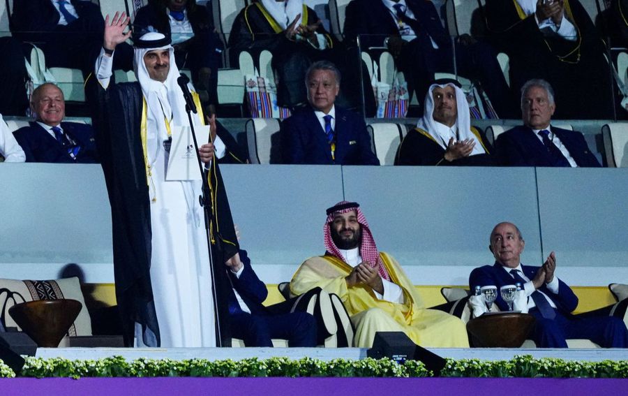 Tamim bin Hamad Al Thani, emirul Qatarului, salutând mulțimea la ceremonia de deschidere a Cupei Mondiale. Foto: Imago Dacă Ceaușescu trăia, avea de ce să fie invidios » 5 informații tari de la Qatar - Ecuador: scene ireale în jurul stadionului + ce se găsea în săculeții puși pe fiecare scaun din arenă