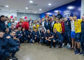 Calificarea la Euro, „confiscată” pentru campania electorală!?  Cine a apărut în cantonamentul României cu geacă „tricoloră”