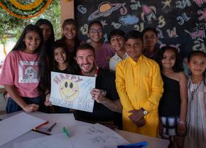 David Beckham, în mijlocul copiilor din India » Acesta promovează egalitatea de gen: „Sportul distruge stereotipurile”
