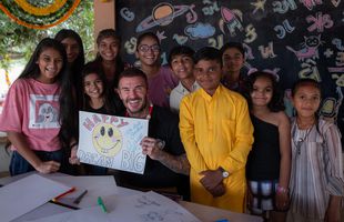 David Beckham, în mijlocul copiilor din India » Acesta promovează egalitatea de gen: „Sportul distruge stereotipurile”