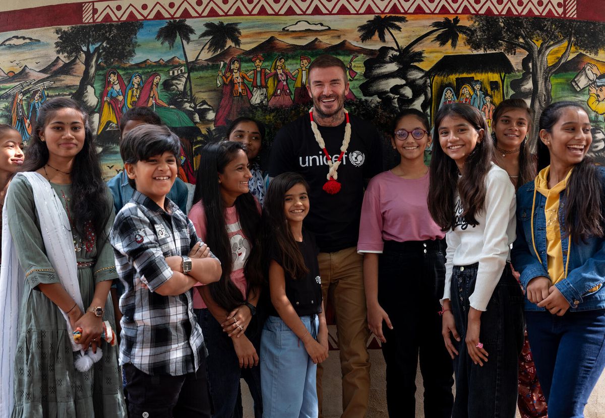 David Beckham, în mijlocul copiilor din India » Acesta promovează egalitatea de gen: „Sportul distruge stereotipurile”