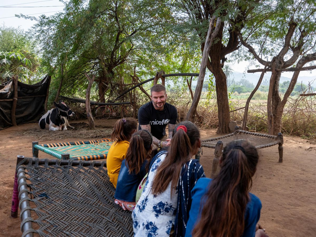 David Beckham, în mijlocul copiilor din India » Acesta promovează egalitatea de gen: „Sportul distruge stereotipurile”