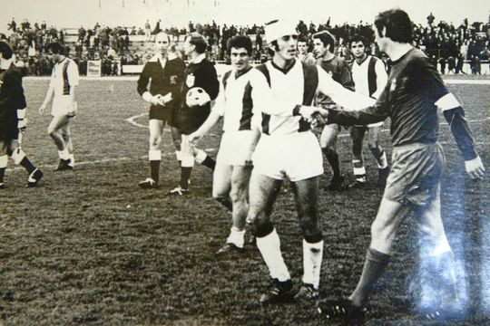 Remus Vlad, cu capul bandajat, îi strânge triumfător mâna căpitanului lui Real Madrid, Zoco, la finalul meciului câștigat de FC Argeș cu 2-1. Sursă: Arhivă GSP