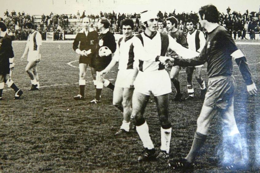 Remus Vlad, cu capul bandajat, îi strânge triumfător mâna căpitanului lui Real Madrid, Zoco, la finalul meciului câștigat de FC Argeș cu 2-1. Sursă: Arhivă GSP