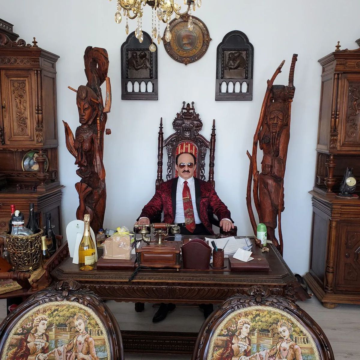 Transformarea radicală a unui fost patron din Liga 1! Și-a pus implant de păr, dar nu a renunțat la mustață