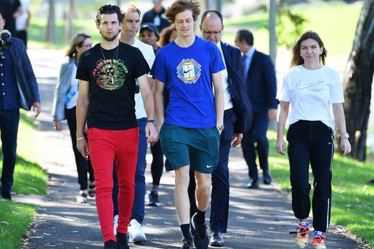 Simona Halep (dreapta) și Jannik Sinner (albastru, centru) / FOTO: GettyImages