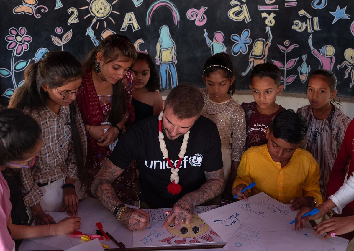 David Beckham, în mijlocul copiilor din India » Acesta promovează egalitatea de gen: „Sportul distruge stereotipurile”