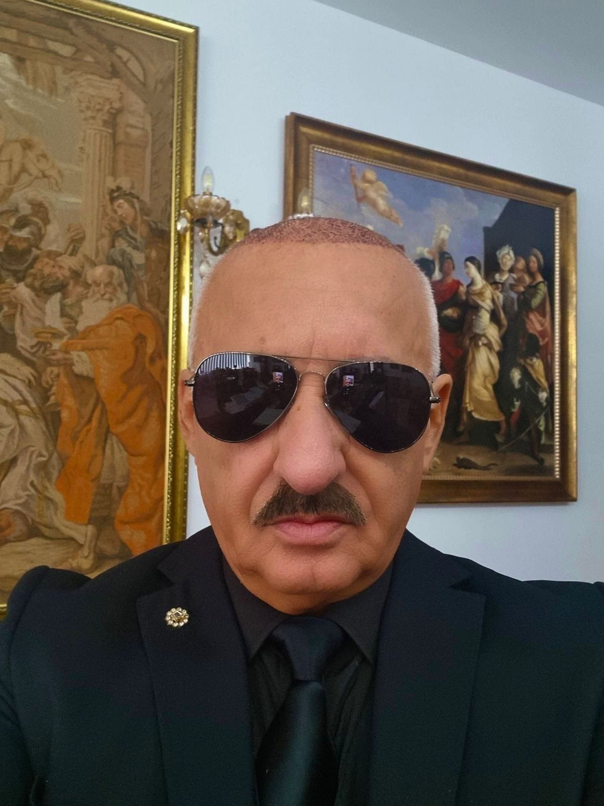 Transformarea radicală a unui fost patron din Liga 1! Și-a pus implant de păr, dar nu a renunțat la mustață