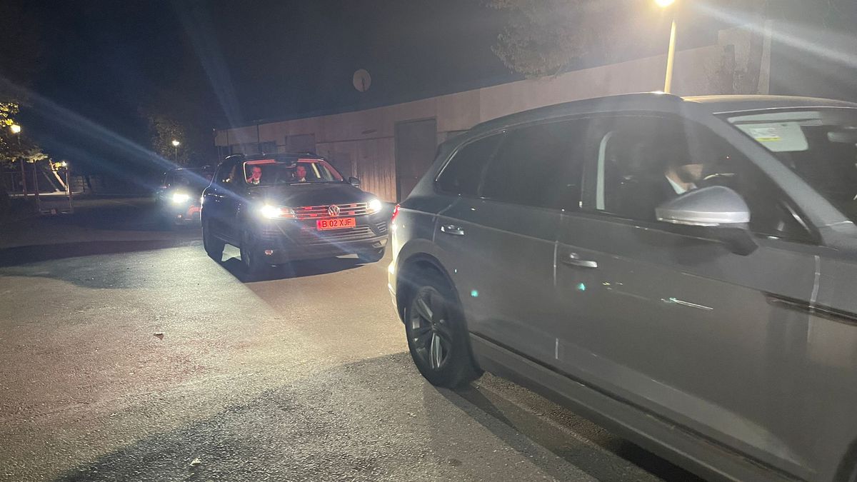 Calificarea la Euro, „confiscată” pentru campania electorală!?  Cine a apărut în cantonamentul României cu geacă „tricoloră”