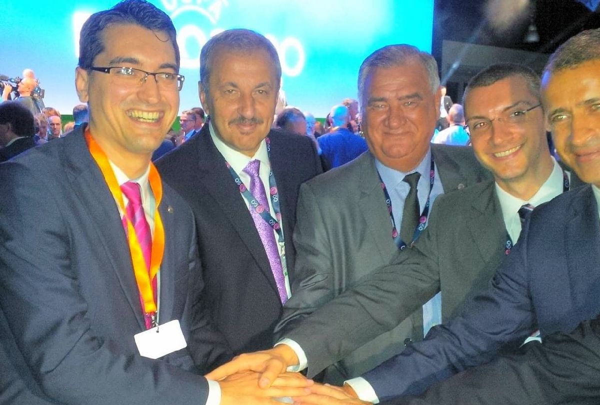 „Unii zâmbesc strâmb și strepezit acum” » Ode pentru Burleanu de la un politician cu nume: „O victorie a viziunii și perseverenței. Echipa FRF a rezistat unui tsunami de insolențǎ”