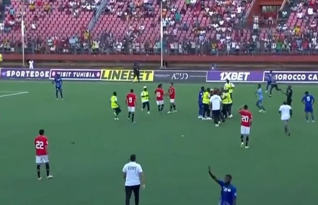 Mohamed Salah, escortat de armată la ieșirea de pe teren, după ce mai mulți suporteri din Sierra Leone au pătruns pe teren