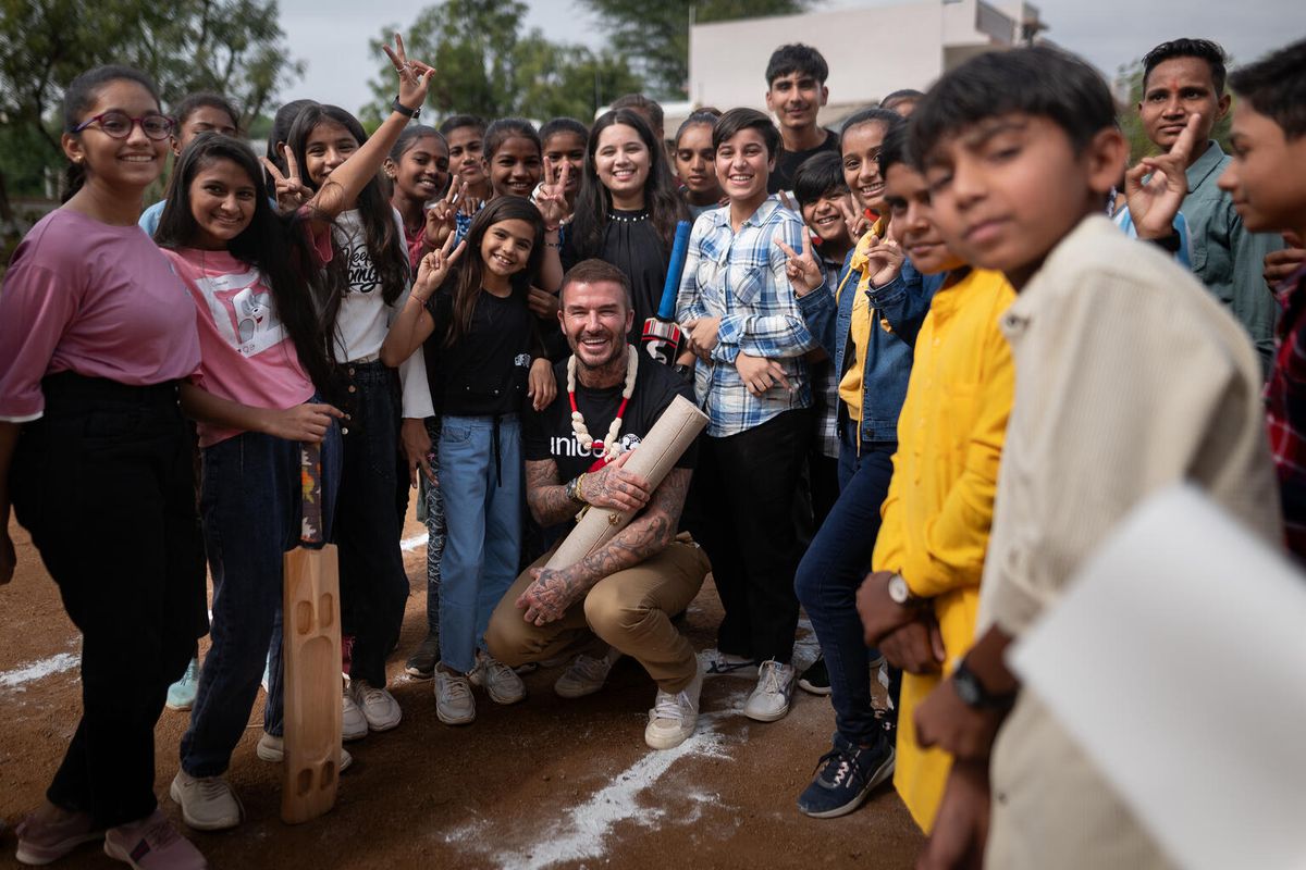 David Beckham, în mijlocul copiilor din India » Acesta promovează egalitatea de gen: „Sportul distruge stereotipurile”