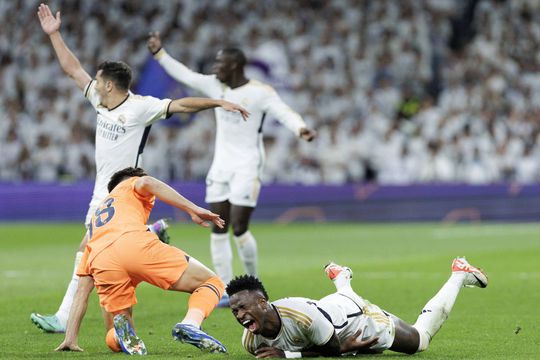 Vinicius, întins pe gazon, s-a accidentat în tricoul Braziliei // foto: Imago Images