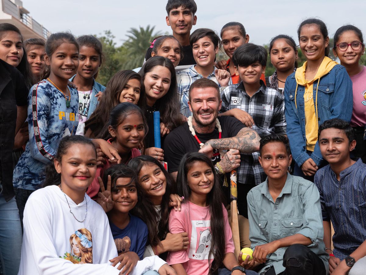 David Beckham, în mijlocul copiilor din India » Acesta promovează egalitatea de gen: „Sportul distruge stereotipurile”