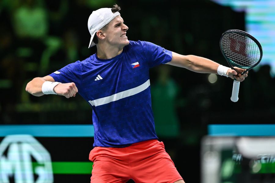 Jakub Mensik sărbătorind victoria contra lui Pablo Carreno Busta în „sferturile” Davis Cup Finals Foto: Imago Images Spania fără Carlos Alcaraz s-a calificat dramatic în semifinalele Cupei Davis, revenind de la 0-1 în fața Cehiei!
