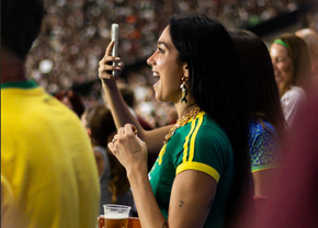 Seara trecută, Dua Lipa a fost în tribune la unul dintre cele mai încinse derby-uri ale planetei: lăsată cu gura căscată de atmosferă! Ce tricou a purtat