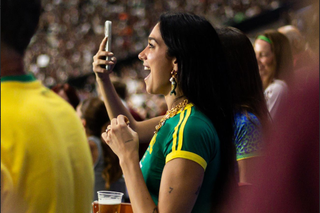 Seara trecută, Dua Lipa a fost în tribune la unul dintre cele mai încinse derby-uri ale planetei: lăsată cu gura căscată de atmosferă! Ce tricou a purtat