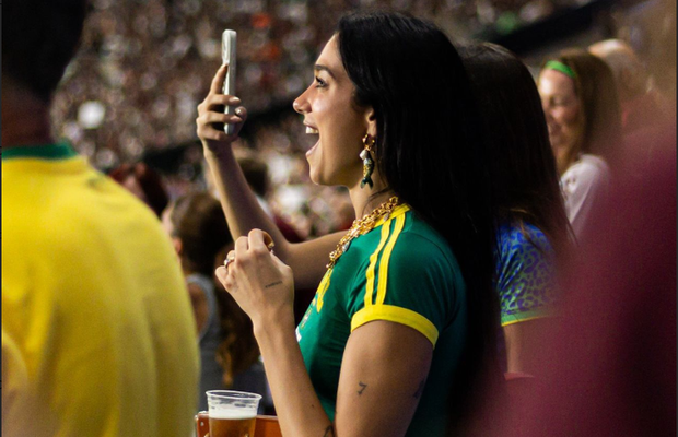 Seara trecută, Dua Lipa a fost în tribune la unul dintre cele mai încinse derby-uri ale planetei: lăsată cu gura căscată de atmosferă! Ce tricou a purtat