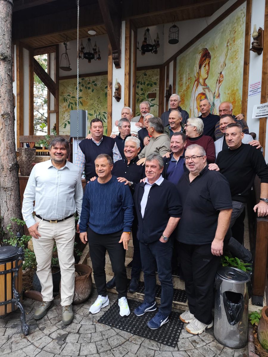 „Câinii roșii” de legendă s-au reunit astăzi pentru o nouă sindrofie cu amintiri, glume și cu prietenie Foto GSP.ro Reacție savuroasă a lui Mircea Rednic: „Ați văzut ce scrie pe dolari?! Noi trebuie să credem” » Ce au făcut azi dinamoviștii